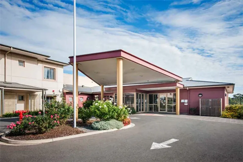 Covered residence entrance and driveway