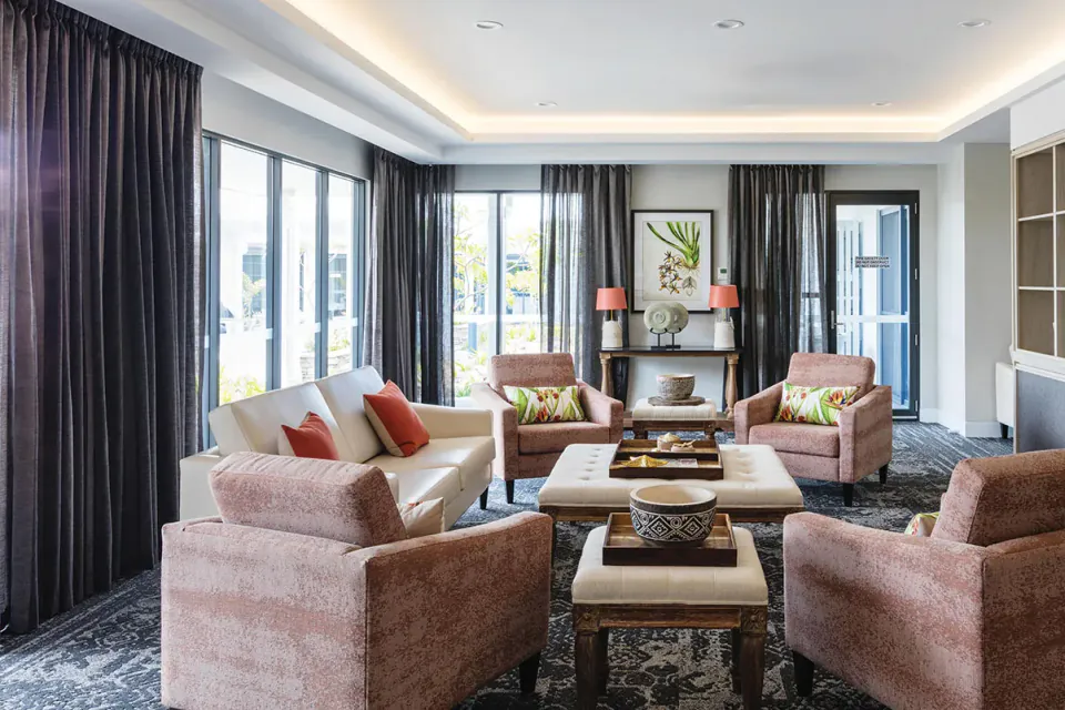 Lounge with pink armchairs around a coffee table