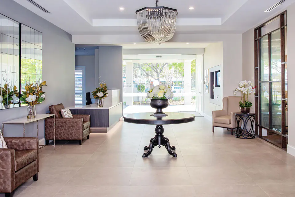 Entrance lounge with chandelier and central table