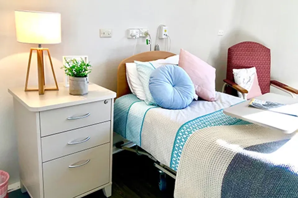 Single bedroom with bedside cabinet